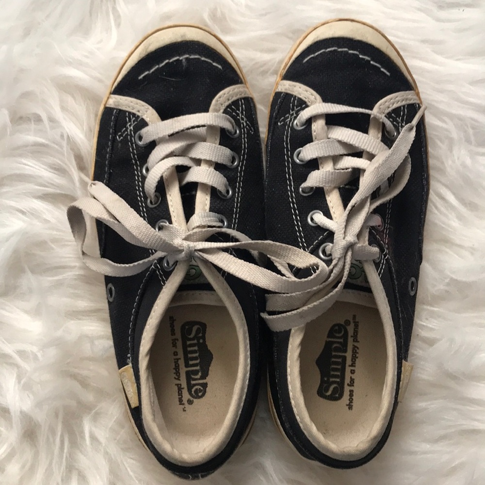 Simple sneakers black and white
